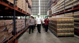 Mendag Muhammad Lutfi dan Kapolri Listyo Sigit Prabowo melakukan pengecekan langasung ke pabrik minyak goreng. (Instagram.com/@mendaglutfi)
