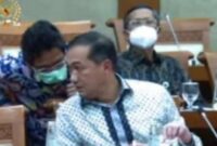 Viral di media sosial, cuplikan video Dirjen Daglu Indrasari Wisnu Wardhana membisiki Mendag M. Lutfi soal mafia minyak goreng (Tangkapan Layar Video)