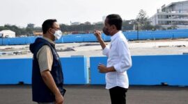 Gubernur Provinsi DKI Jakarta, Anies Baswedan mendampingi Presiden RI, Joko Widodo meninjau langsung sirkuit Jakarta E-Prix 2022. (Instagram.com/@sekretariat.kabinet)
