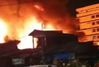 Kebakaran menghanguskan pemukiman padat penduduk di dekat kawasan Pasar Gembrong, Jakarta Timur. (Instagram.com@humasjakfire)