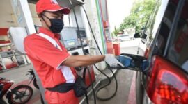 Petugas SPBU sedang mengisi bahan bakar untuk kendaraan. (Dok. Pertamina.com)