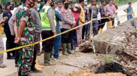 Bencana Longsor dan Banjir Bandang di Jalinsum Toba. (Dok. tribratanews.polri.go.id)

