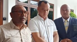 Dirut PT Citra Lampia Mandiri (CLM) Helmut Hermawan didampingi tim kuasa hukum saat melapor ke Sesmenko Polhukam Letjen TNI Teguh Pudjo Rumekso di Kantor Menkopolhukam, Jalan Merdeka Barat Jakarta Pusat. (Dok. Ferty)
