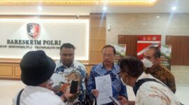 Didit Hariadi dan Yus Dharman, kuasa hukum Dirut PT CLM Helmut Hermawan saat melapor ke Bareskrim. (Dok. Ist)