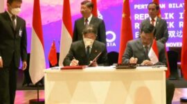Penandatanganan dokumen kerja sama antara pemerintah Indonesia dan Tiongkok. (Dok. Setkab.go.id)

