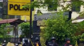 Tangkapan layar, Peristiwa bom bunuh diri di area Polsek Astanaanyar. (Instagram.com/@infobandungkota)
