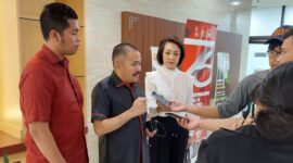 Pengacara Kamaruddin Simanjuntak buktikan ucapannya dengan membawa bukti sekoper bukti ke Bareskrim Polri. (Dok. Ist)
