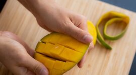 Kulit mangga mengandung antioksidan seperti mangiferin, norathyriol, dan resveratrol. (Pexels/Ron Lach)