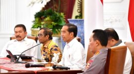 Presiden Jokowi bersama jajarannya dalam acara konferensi pers di Istana Kepresidenan Jakarta. (Instagram.com/@sekretariat.kabinet) 
