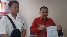 Kamaruddin Simanjuntak usai lapor di SPKT Bareskrim Polri bersama kliennya, Jhon Wimin. (Dok. Ist)
