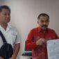Kamaruddin Simanjuntak usai lapor di SPKT Bareskrim Polri bersama kliennya, Jhon Wimin. (Dok. Ist)