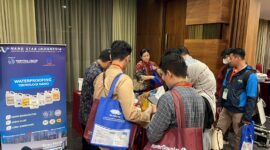 Pengunjung memadati stand PT.Anugerah Magna Nanoteknologi
di Futurarc Exchane & EXhibition(FEX)-BCI Central Bandung/Doc/Ist