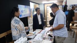 Salah satu pengunjung sedang berbincang terkait Titanium Nano/Doc/Nano Star