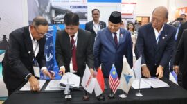 Menteri Pertahanan, Prabowo Subianto menyaksikan penandatanganan dua Nota Kesepahaman antara industri pertahanan Indonesia dan Malaysia. (Dok. Tim Media Prabowo Subianto)