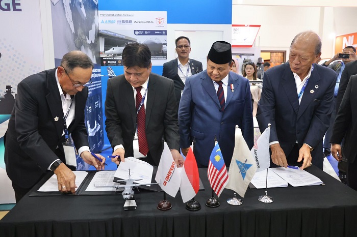 Menteri Pertahanan, Prabowo Subianto menyaksikan penandatanganan dua Nota Kesepahaman antara industri pertahanan Indonesia dan Malaysia. (Dok. Tim Media Prabowo Subianto)
