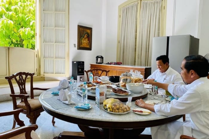 Menteri Pertahanan Prabowo Subianto saat makan bersama Presiden Joko Widodo di Istana Bogor. (Instagram.com/@prabowo)