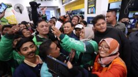 Ketua Umum Partai Gerindra Prabowo Subianto saat bersama Masyarakat. (Facbook.com/@Prabowo Subianto)
