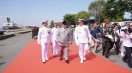 Menteri Pertahanan (Menhan) Prabowo Subianto Menghadiri Upacara penyerahan dua kapal di Dermaga Madura, Koarmada II Ujung, Surabaya, Senin, 14 Agustus 2023. (Dok. Tim Media Prabowo Subianto)
