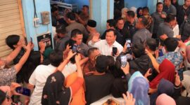 Ketua Umum Partai Gerindra Prabowo Subianto saat bersama Masyarakat. (Facbook.com/@Prabowo Subianto)
