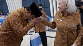 Menteri Pertahanan RI Prabowo Subianto menunjukkan sikap santun dan hormat saat bertemu dan berpapasan dengan istri para seniornya. (Facbook.com/@Kementerian Pertahanan Republik Indonesia )