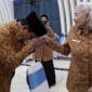 Menteri Pertahanan RI Prabowo Subianto menunjukkan sikap santun dan hormat saat bertemu dan berpapasan dengan istri para seniornya. (Facbook.com/@Kementerian Pertahanan Republik Indonesia )