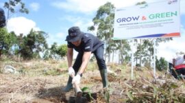 Melalui BRI Peduli Grow & Green, perseroan terus melaksanakan kegiatan penanaman dan pelestarian alam dengan menggandeng berbagai pihak termasuk kelompok tani setempat. (Dok. BRI)