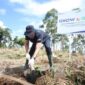 Melalui BRI Peduli Grow & Green, perseroan terus melaksanakan kegiatan penanaman dan pelestarian alam dengan menggandeng berbagai pihak termasuk kelompok tani setempat. (Dok. BRI)
