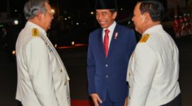 Presiden RI Joko Widodo beserta Presiden ke 6 RI yakni Susilo Bambang Yudhoyono menghadiri acara Parade Senja Dirgahayu TNI ke 78. (Dok. Tim Media Prabowo)