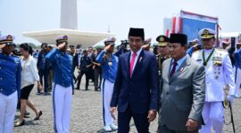 Menteri Pertahanan Prabowo Subianto mendampingi Presiden Joko Widodo (Jokowi) memimpin upacara peringatan HUT ke-78 TNI. (Dok. Tim Media Prabowo Subianto)
