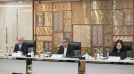 Direktur Utama Bank BRI Sunarso (tengah) bersama Direktur Keuangan Viviana Dyah Ayu Retno (kanan), dan Direktur Manejemen Risiko Agus Sudiarto (kiri). Dok. BRI 