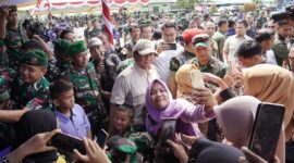 Menteri Pertahanan Prabowo Subianto menyerahkan 1.270 unit motor dinas untuk membantu tugas Babinsa di Papua. (Dok. Tim Media Prabowo Subianto)
