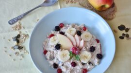Oatmeal rendah gula dan tinggi serat, sehingga membantu mengontrol gula darah dan memberikan perasaan kenyang lebih lama. (Pexels/RitaE)
