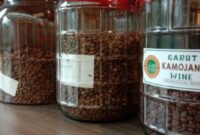 Program Desa BRILian yakni Klaster Usaha ‘Klasterku Hidupku’ menjadi wadah bagi pelaku UMKM untuk mengembangkan bisnisnya, salah satu contohnya Kopi Akar Wangi yang terletak di Kampung Waluran Tonggoh, Desa Sukalaksana, Kec. Samarang, Kab. Garut. (Dok. BRI)