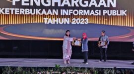 Foto : Wakil Ketua Komisioner BNSP, Ulfah Mashfufah, dengan bangga menerima piagam penghargaan yang digelar oleh Komisi Informasi Publik (KIP) di Hotel Grand Mercure, Kemayoran, Jakarta, pada Rabu (20/12/23). (Doc.Ist)