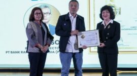 BRI dinobatkan sebagai BUMN Terbaik dengan memboyong penghargaan The Best State-Owned Enterprise In 2023 pada ajang TOP BUMN Award yang diselenggarakan oleh media ekonomi terkemuka tanah air Bisnis Indonesia di Jakarta, 30 November 2023. (Dok. BRI)