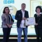 BRI dinobatkan sebagai BUMN Terbaik dengan memboyong penghargaan The Best State-Owned Enterprise In 2023 pada ajang TOP BUMN Award yang diselenggarakan oleh media ekonomi terkemuka tanah air Bisnis Indonesia di Jakarta, 30 November 2023. (Dok. BRI)