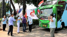 Organisasi relawan Sedulur Kaesang Jokowi memberangkatkan beberapa bus berbalut gambar Prabowo-Gibran. (Dok. TKN Prabowo - Giɓran)