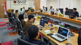 Delegasi Kemenparekraf RI, dipimpin oleh Martini M. Pohan, bersama para komisioner BNSP, membahas strategi penguatan dan harmonisasi tenaga kerja pariwisata dalam kunjungan kerja di Gedung BNSP, Jakarta (17/1/24). (Doc.BNSP) 