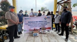 BRI melalui aktivitas CSR BRI Peduli bergerak cepat merespon bencana alam tersebut membantu warga yang terdampak. (Dok. BRI)