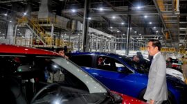 Presiden Joko Widodo bertemu dengan Chairman VinFast Pham Nat Vuong di Kantor VinFast di Kota Hai Phong, Vietnam. (Facebook.com/@Presiden Joko Widodo)