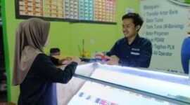Setelah dikembangkan menjadi AgenBRILink Counter pulsa milik Hadriansah yang berupa sebuah lapak kecil di Pasar Induk Kramat Jati, Jakarta Timur, nyaris tak pernah sepi pengunjung. (Dok. BRI)