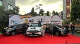 Penyerahan unit mobil Hyundai Santa Fe dan Hyundai Stargazer kepada tiga orang pemenang Super AgenBRILink pada 20 Maret 2024. (Dok. BRI)