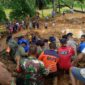 Proses evakuasi korban meninggal dunia yang tertimbun longsor di Kabupaten Padang Pariaman, Sumatra Barat. (Dok. BPBD Kabupaten Padang Pariaman.)