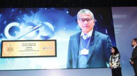 Dirut Sunarso dinobatkan The Best CEO in Digital Brand dalam ajang 13th Infobank-Isentia Digital Brand Recognition 2024. (Dok. BRI)