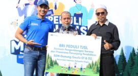 Corporate Social Responsibility (CSR) BRI Peduli memberikan bantuan infrastruktur penunjang di SD Negeri (SDN) 01 dan SDN 02 Gunung Geulis, Kec. Sukaraja, Kabupaten Bogor, Jawa Barat. (Dok. BRI)