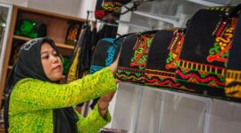 Warsilah salah satu nasabah Holding UMi, yakni program Mekaar (Membina Ekonomi Keluarga Sejahtera) PNM. (Dok. BRI)