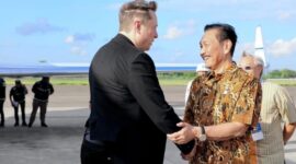 CEO SpaceX sekaligus Tesla Inc, Elon Musk, tiba di Bandara Internasional I Gusti Ngurah Rai, Bali pada Minggu (19/5/2024) disambut Menko Marves Luhut Binsar Pandjaitan. (Instagram.com/@worldwaterforum10)