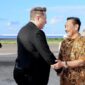 CEO SpaceX sekaligus Tesla Inc, Elon Musk, tiba di Bandara Internasional I Gusti Ngurah Rai, Bali pada Minggu (19/5/2024) disambut Menko Marves Luhut Binsar Pandjaitan. (Instagram.com/@worldwaterforum10)