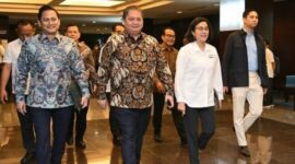 Menko Perekonomian Airlangga Hartarto dan Menkeu Sri Mulyani bersama Tim Gugus Tugas Sinkronisasi Pemerintahan Prabowo-Gibran, Thomas Djiwandono dan Budisatrio Djiwandono. (Instagram.com @smindrawati)