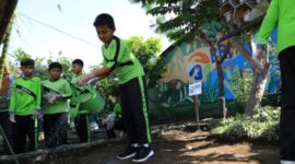 BRI melalui aktivitas Corporate Social Responsibility (CSR) BRI Peduli mengajak pelajar Sekolah Dasar Negeri (SDN) Karangrejek 02 yang beralamat di  Kec. Wonosari, Kabupaten Gunung Kidul, Yogyakarta untuk mengikuti kegiatan edukasi wisata di salah satu lokasi program “BRI Bertani di Kota” (BRINita) Padukuhan Mrican. (Dok. BRI)